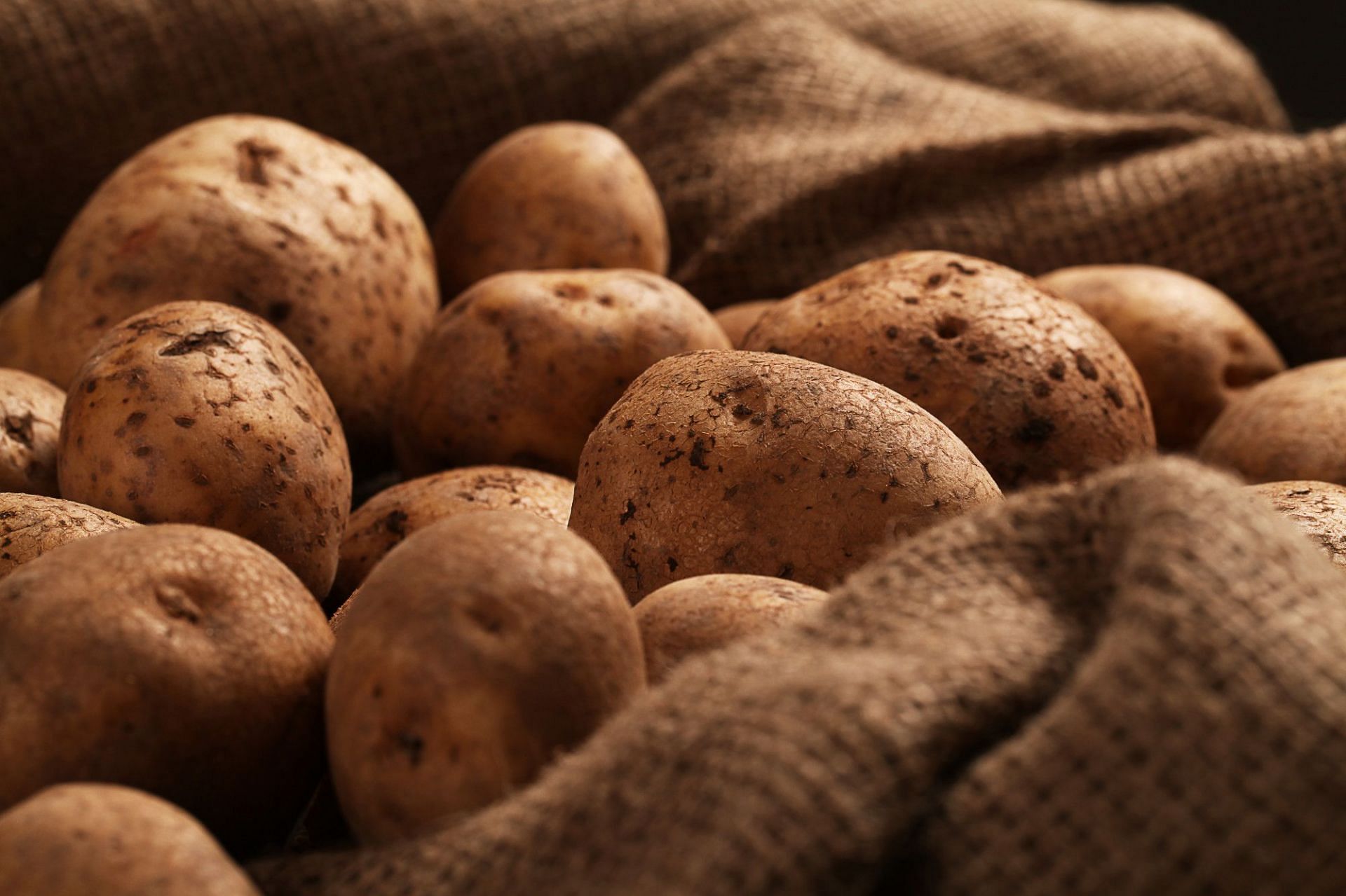 It is advisable that potatoes with sprouts should be discarded (Image by Racool_studio on Freepik)